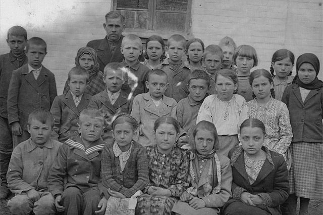 Школьники 2-го класса начальной школы в украинском селе Медвын, 1946 год.