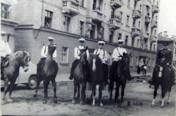 Конная милиция на улицах города в 1950-е года.