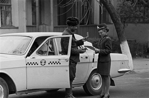 Проверка документов у таксиста. 1974 год. 