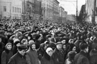 9 марта 1953 года. В час похорон И.В. Сталина на улицах Москвы. Репродукция фотографии. 
