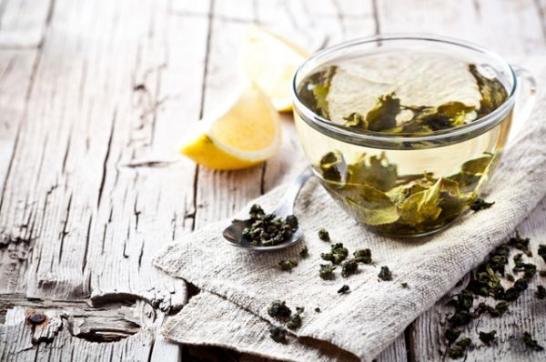 Зеленый чай. Один из самых известных антиоксидантов. Также содержит антиканцерогены, которые предотвращают рост опухолей и снижают риск их появления.