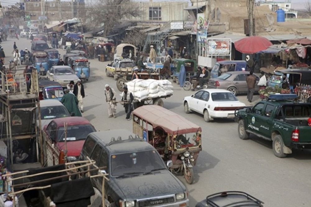 На улицах городков Афганистана можно встретить и рикшу и вполне современное такси.