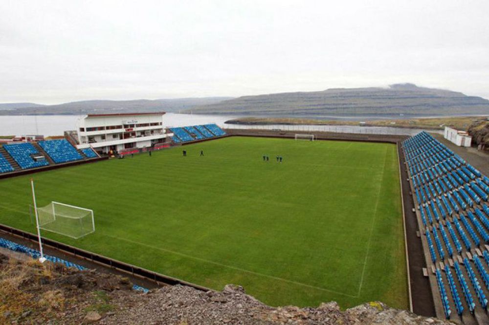 Стадион «Свангкаскар» на Фарерских островах. 6000 зрителей, которых вмещают трибуны стадиона, имеют уникальную возможность любоваться как матчем, так и видами открытого моря, расположенного в нескольких десятках метров. Какое-то время арена служила домашним полем для национальной сборной.