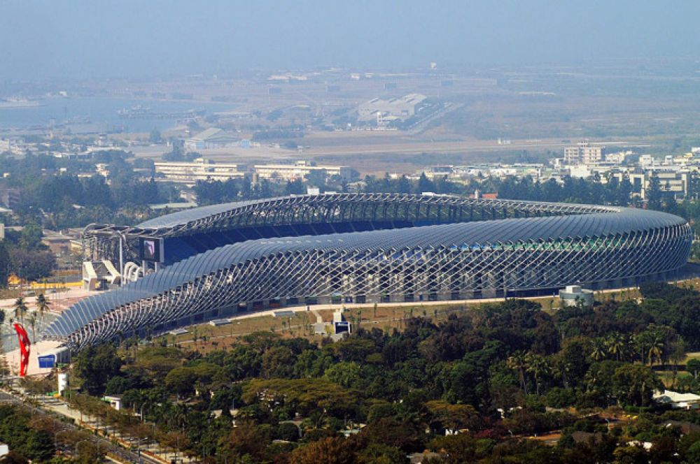 Национальный стадион в Тайване. Это необычное здание, построенное в Тайване к Всемирным играм 2009 года, спроектировал архитектор Тойо Ито. Стадион напоминает дракона, распластавшегося на земле. Трибуны, вмещающие 55 000 зрителей, закрыты солнечными батареями, которые практически полностью обеспечивают стадион электроэнергией. Когда на арене не проходят матчи, электричеством могут пользоваться жители окрестных домов.