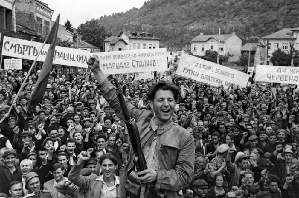 Жители города Ловеч (Болгария) встречают советских воинов-освободитель. 1 сентября 1944 года.