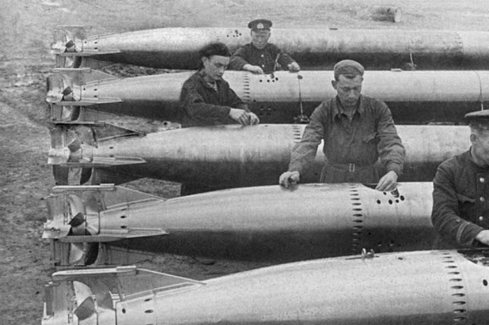 Оружейные мастера готовят торпеды для самолетов перед вылетом. 1 сентября 1942 года.