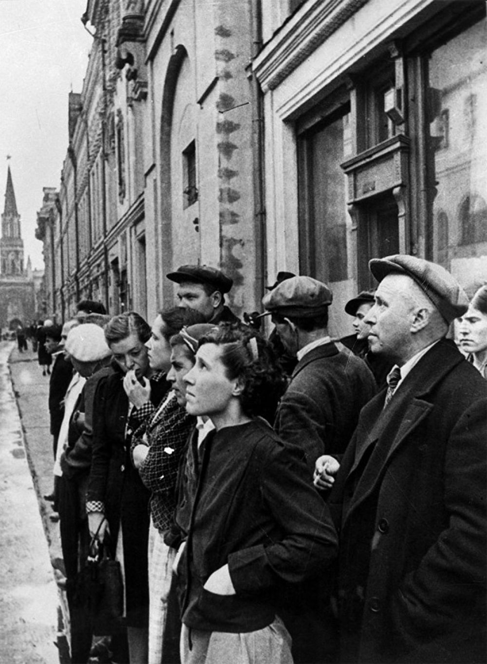 Жители СССР во время объявления по радио сообщения о нападении фашистской Германии на Советский союз. 22 июня 1941 года.