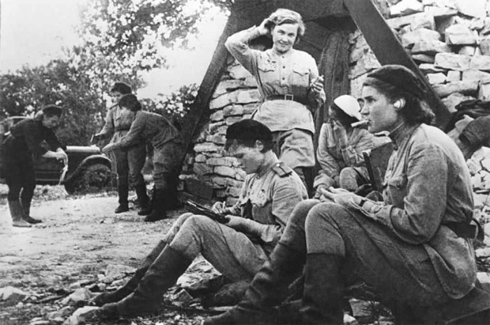 Летчицы 46-го гвардейского авиационного полка: Герои Советского Союза Ирина Себрова, Вера Белик и Надежда Попова. 1 августа 1941 года.