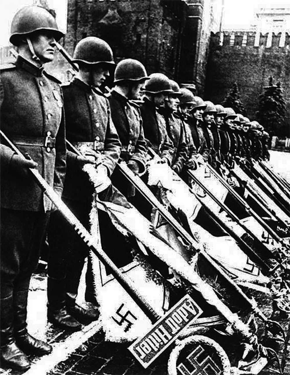 Поверженные знамена. Парад Победы 24 июня 1945 года фашистские знамена. Парад Победы 1945 Халдей. Знамена к мавзолею в 1945.