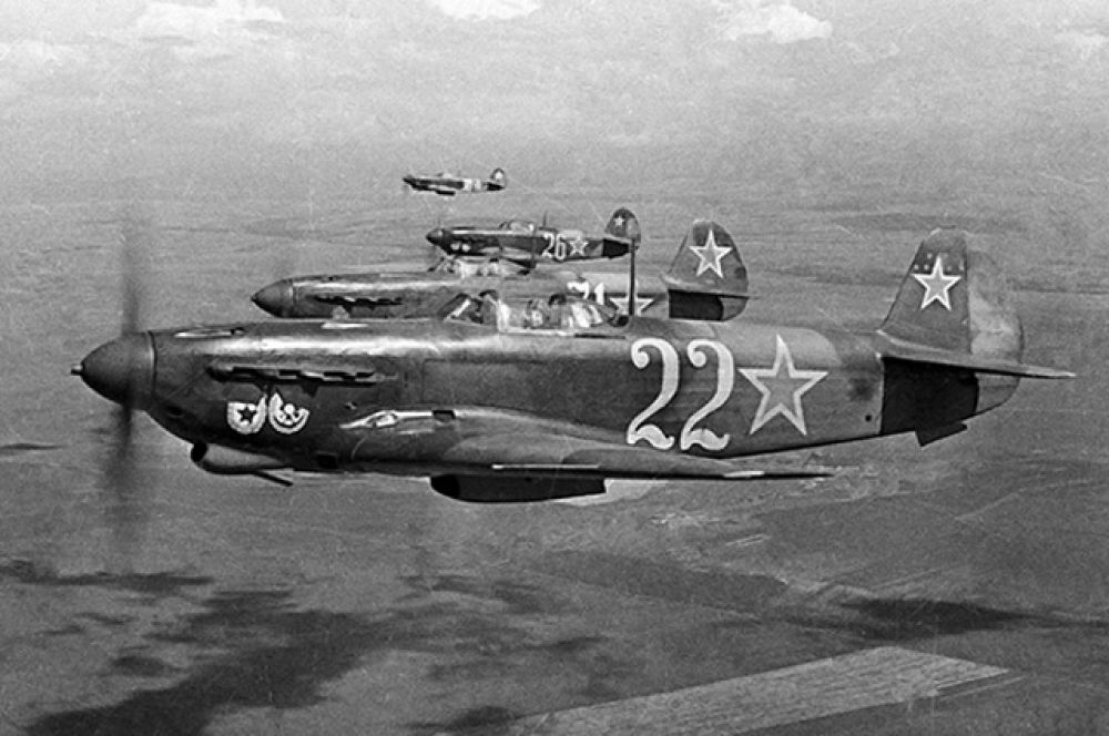 Истребители гвардейского Краснознаменного авиаполка в небе над Севастополем. 12 апреля 1944 года.
