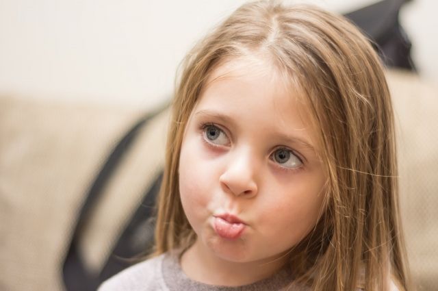 Малыши копируют поведение родителей, в том числе привычку кусать губы.