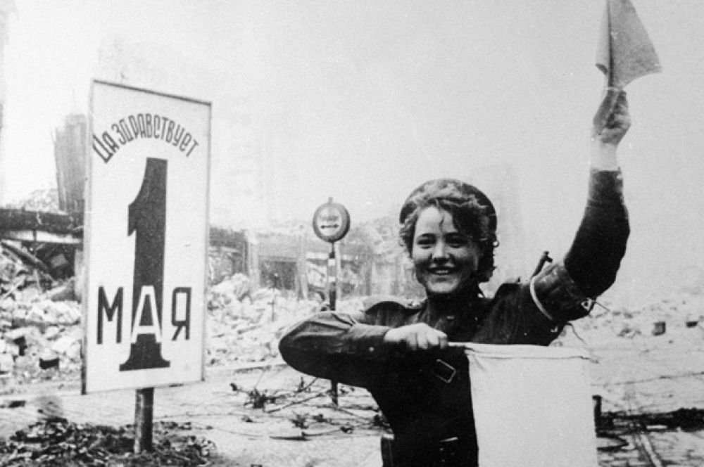 Военная регулировщица Мария Шальнева на площади Александерплац в Берлине. 1 мая 1945 года.