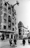 Немецкий планер врезался в один из домов на улице Аттилы, район Буды, Венгрия. 1 марта 1945 года.