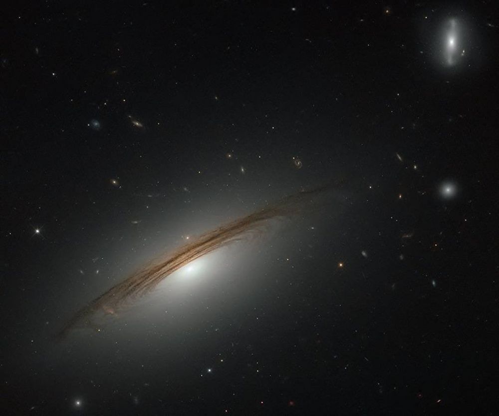 Телескоп «Хаббл» сделал снимок галактики UGC 12591, находящейся на расстоянии 400 миллионов световых лет от Земли и расположенной в самой западной части сверхскопления Персея-Рыб — длинной цепи скоплений галактик, которая протянулась на сотни миллионов световых лет.
