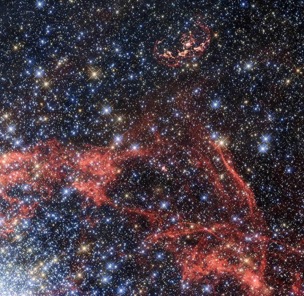Телескоп «Хаббл» сделал снимки остатков сверхновой звезды N103B, которые расположены в 160 тысячах световых лет от Земли в галактике Большое Магелланово Облако.