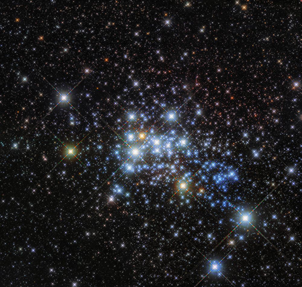 Орбитальная обсерватория «Хаббл» представила фотографии звезды Westerlund 1-26 — самой большой звезды Млечного Пути, которая находится в созвездии Жертвенника.