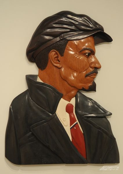 Это уже семидесятые. Ленин в представлении боливийцев. Между прочим, вывезен из Боливии нелегально. Интересно, как сплелись образы двух самых брендовых революционеров – Владимир Ильич носит кепку почти так же щегольски, как Че Гевара свою беретку.