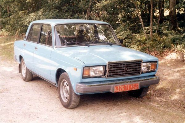 В 1982 году в серийное производство был запущен ВАЗ-2107, последний «классический» седан завода. «Семёрка» фактически была модифицированной люкс-версией ВАЗ-2105.