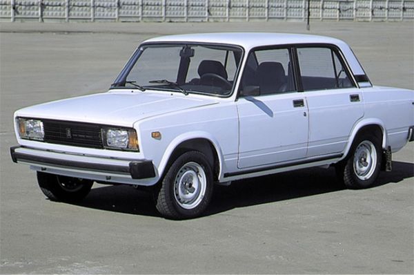 Тремя годами позже «АвтоВАЗ» выпустил ещё одну версию своего флагманского седана - ВАЗ-2105. Машина была проще и крепче предшественницы, а потому была дешевле.