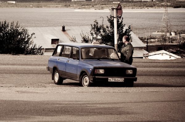 Универсал ВАЗ-2104 выпускался в Тольятти с 1984 года. «Четвёрка» была дешёвым автомобилем семейного класса, а потому пользовалась большой популярностью благодаря возможности перевозки габаритных грузов.