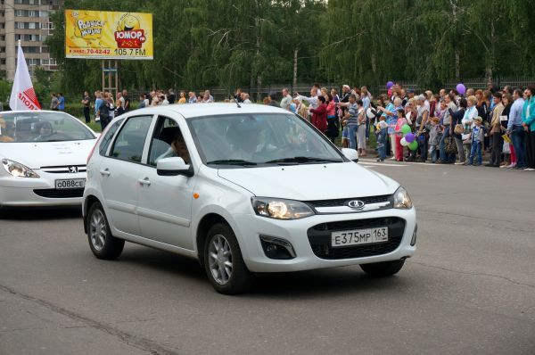 Через девять лет на смену пользовавшейся популярностью «Ладе 110» «АвтоВАЗ» представил машину «Калина». Автомобиль был представлен как с кузовом седан, так и хэтчбек.