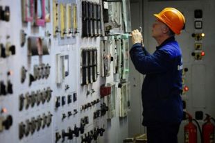 Приостановить можно только ту услугу, за которую жилец задолжал.
