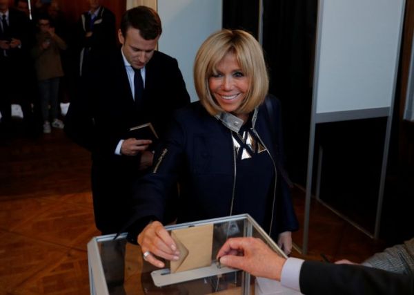 Супруга Эмманюэля Макрона Бриджит Троньё проголосовала на избирательном участке, расположенном в мэрии курортного города Ле-Туке (департамент Па-де-Кале).