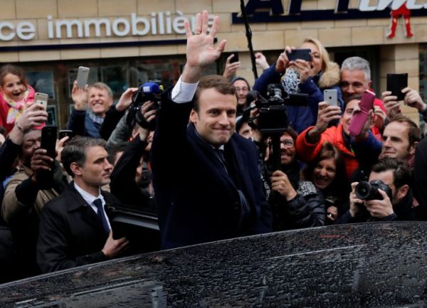 Эмманюэль Макрон после голосования приветствовал своих сторонников.