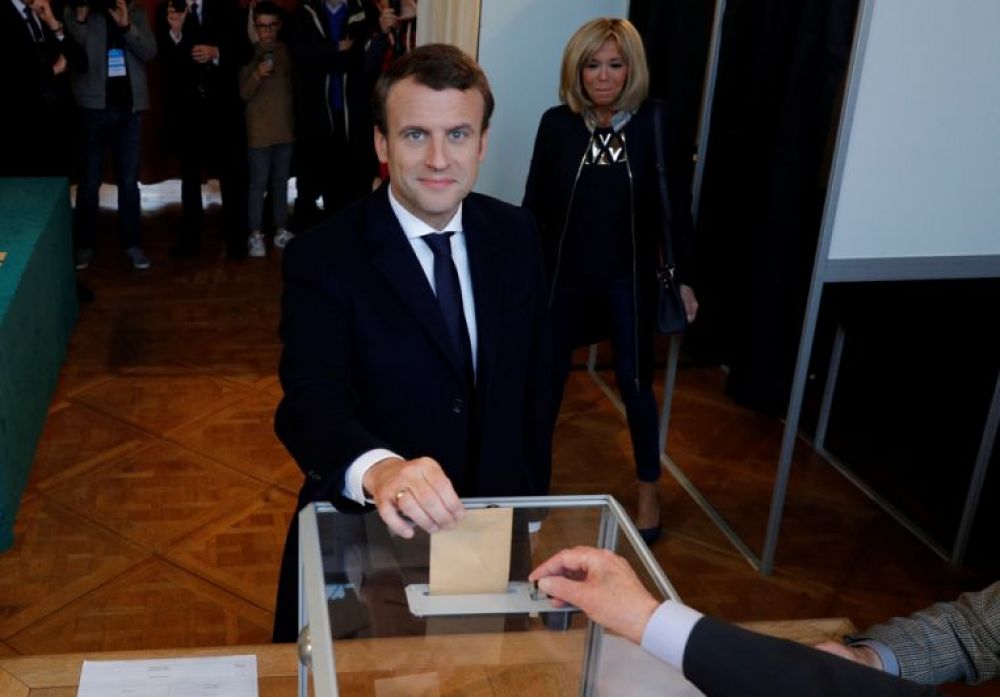Кандидат в президенты Франции Эмманюэль Макрон проголосовал на избирательном участке, расположенном в мэрии курортного города Ле-Туке (департамент Па-де-Кале).