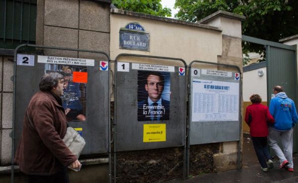 Избиратели заходят на избирательный участок в Париже во время второго тура президентских выборов во Франции.