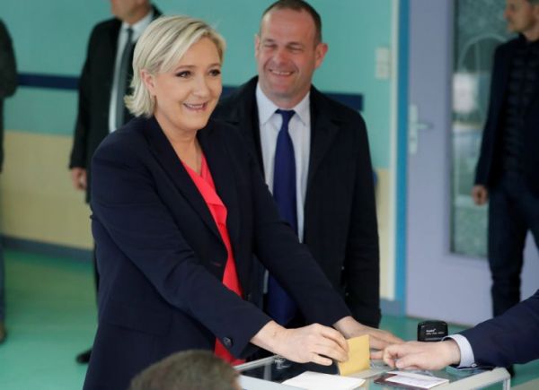 Кандидат от партии «Народный фронт» Марин Ле Пен голосовала на участке в городе Энен-Бомон (департамент Па-де-Кале).