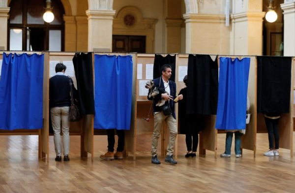 Голосование на избирательном участке в Лионе.