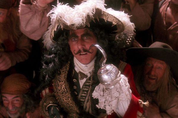 Стивен Спилберг очень долго хотел снять приключенческий фильм про пиратов, поэтому, когда Disney предложил известному режиссеру поставить вольную адаптацию «Питера Пэн», постановщик без промедлений согласился. Действие ленты вращается вокруг противостояния капитана Джеймса Крюка (Дастин Хоффман) и повзрослевшего Питера Пэна (Робин Уильямс).