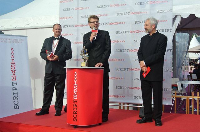 Николай Лавренюк получает специальный приз жюри конкурса ScripTeast.