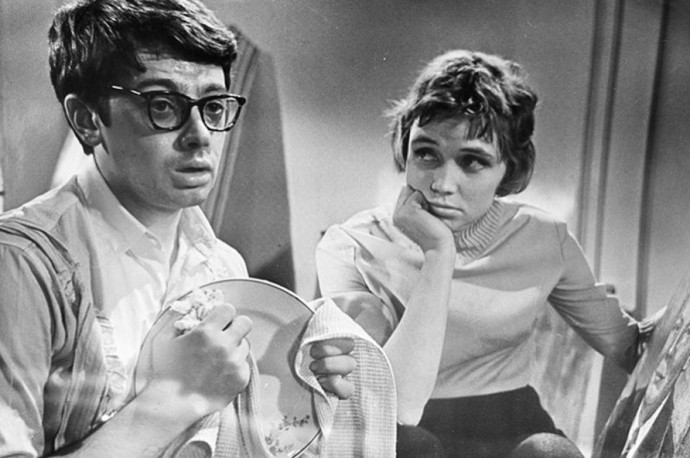 Лилия Алешникова и Александр Демьяненко в роли молодожёнов в художественном фильме «Взрослые дети» режиссёра Виллена Азарова. 1966 год.
