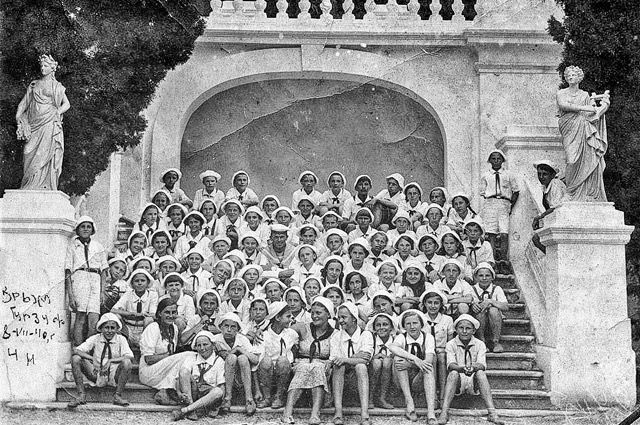Пионеры в крымском лагере «Артек», 1940 год.