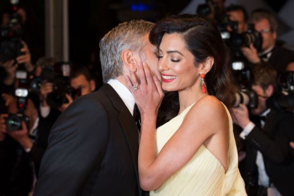 В американских СМИ появилась информация, что чета Клуни была удивлена и слегка напугана новостью о двойне, ведь они хотели одного ребёнка. Однако узнав, что 38-летняя Амаль ждёт мальчика и девочку, пара обрадовалась, решив, что они «сорвали семейный джекпот».