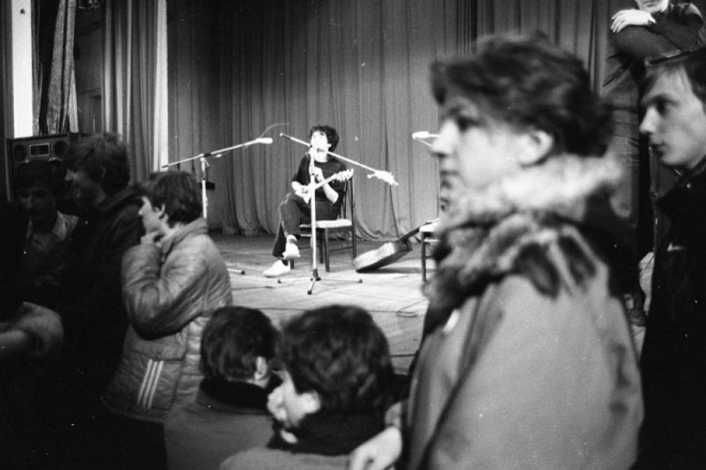 Виктор Цой на концерте в Ленинграде, 1986 год.
