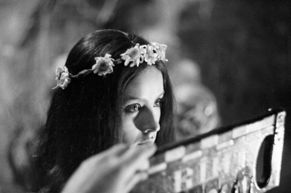 Наталья Варлей в роли Панночки в сцене из фильма «Вий», 1967 год.