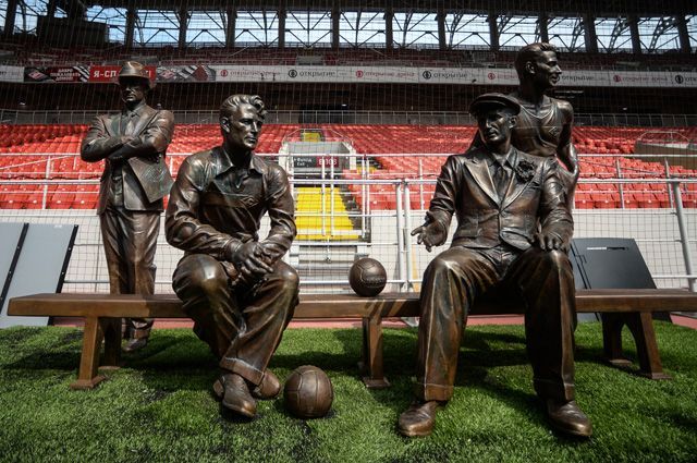 Памятник, установленный в честь братьев Старостиных, на стадионе «Спартака» в Москве.