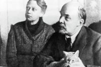 Надежда Крупская в конце концов поставила мужу ультиматум. И Ленин выбрал жену-соратницу.