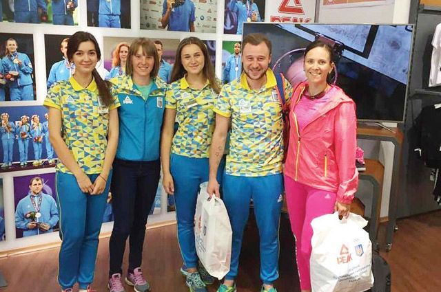 Дарья Блашко (вторая слева) и Мария Панфилова (крайняя справа) в спортивном магазине Киева.