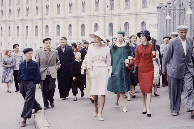 Манекенщицы дома моды «Кристиан Диор» прогуливаются по Москве, 1959 год.