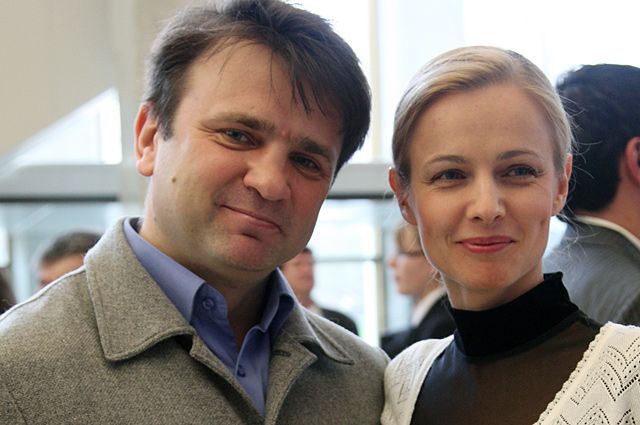Ведущие передачи «Пока все дома» Тимур Кизяков с супругой Еленой.