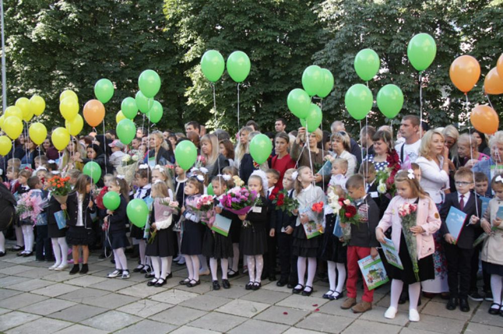 Ученики первых классов гимназии №7 г. Минска во время торжественной линейки посвященной Дню знаний.