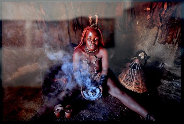 Окуривание дымом вместо мытья в племени Химба. Намибия.