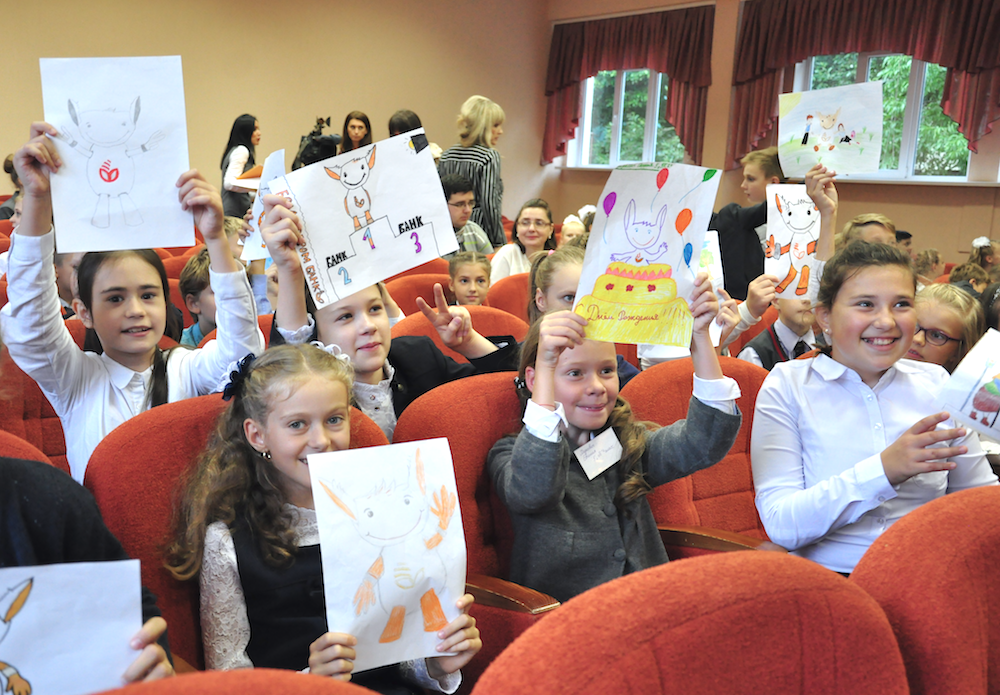 Юные ученики СШ №136 г. Минска с нетерпением ждали праздничного мероприятия.