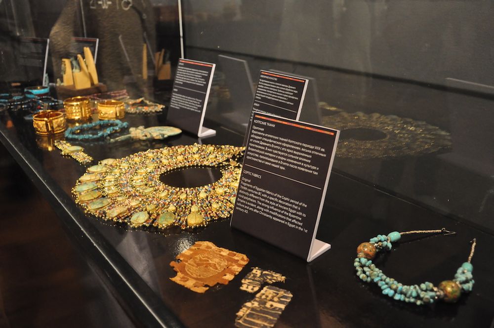 На выставке представлено большое количество древних египетских украшений.