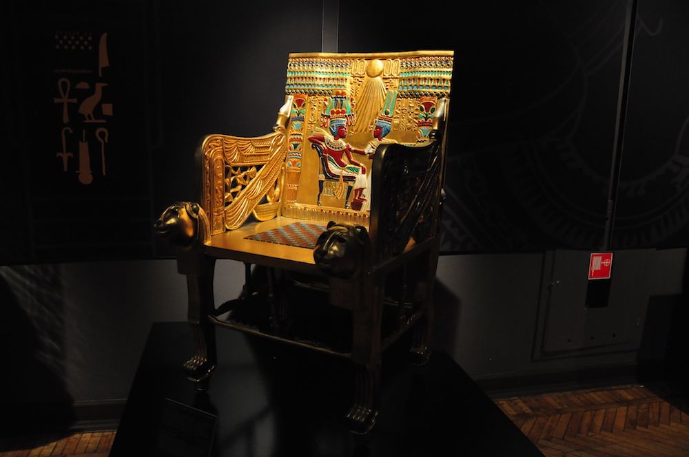 Реплика трона Тутанхамона.
