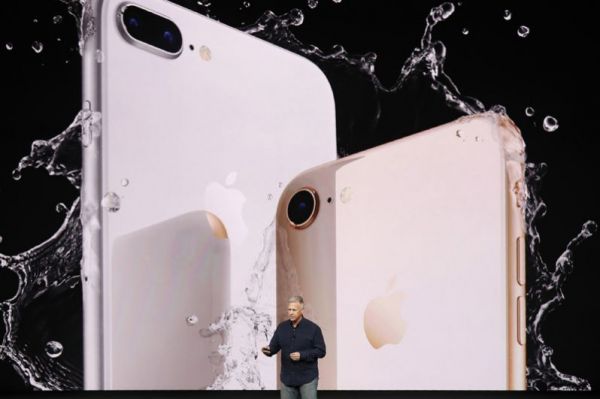 Старший вице-президент Apple по маркетингу Фил Шиллер представил iPhone 8.